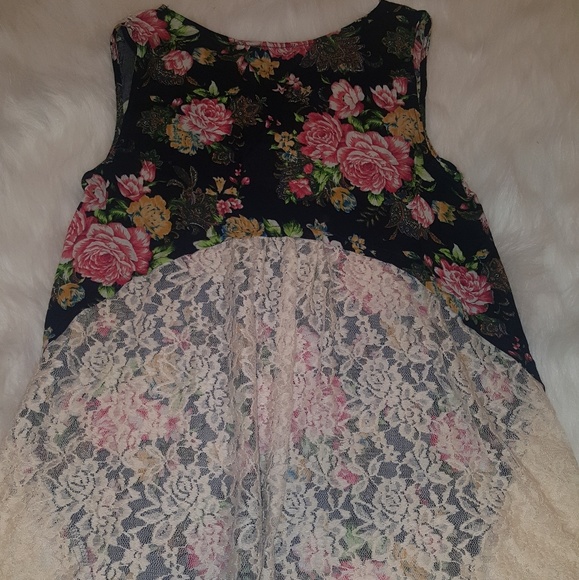 🌷 Navy Background  Floral and Lace Tunic! - Picture 3 of 4